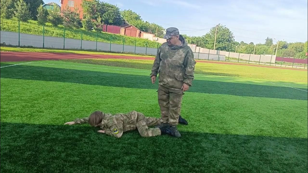 По пластунски видео. Ползает гусеничкой ребенок. По пластунски видео. По пластунски видео. Ползание по пластунски.