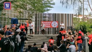 1,500 'pekerja' berarak 2km kemuka tuntutan