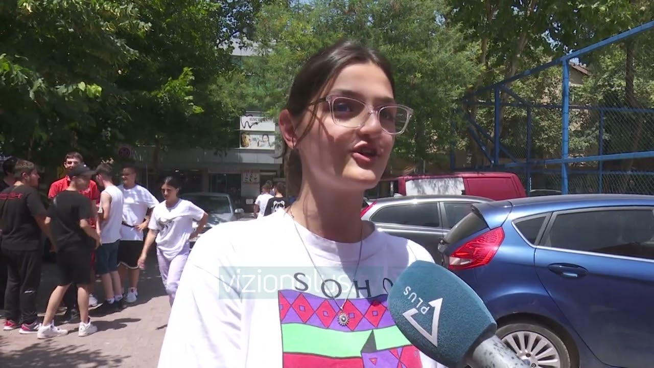 Mbyllen provimet e lirimit, nxenesit e klasave te 9-ta dhane testine gjuhes se huaj - Vizion Plus