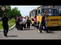 Співробітники ДСНС надають допомогу громадянам під час евакуації до більш безпечних регіонів України