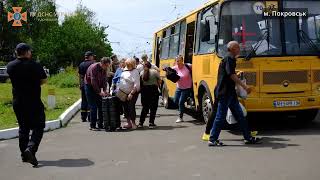 Співробітники ДСНС надають допомогу громадянам під час евакуації до більш безпечних регіонів України