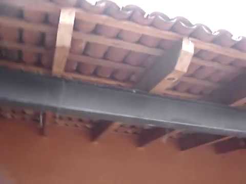 Económica y agradable cubierta para tu casa con vigas de madera y ... Como bajar un techo con madera