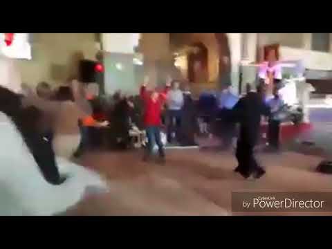 Sacerdote baila al estilo Michael Jackson.