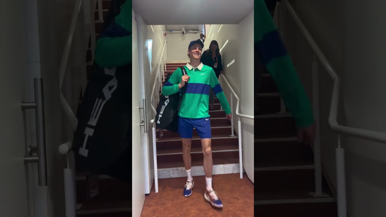 Янник Синнер (ЛУИДЖИ) побеждает Бублика, а «Ролан Гаррос» играет музыку из Mario Kart 💚💙🦊