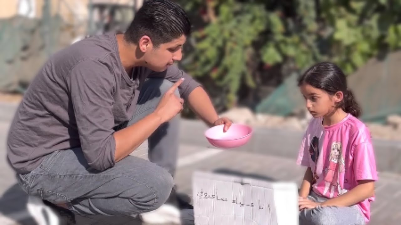 رجل فقير يساعد طفلة عمياء جائعة ويجعلها مليونيرة لن تصدق ماذا فعل ؟