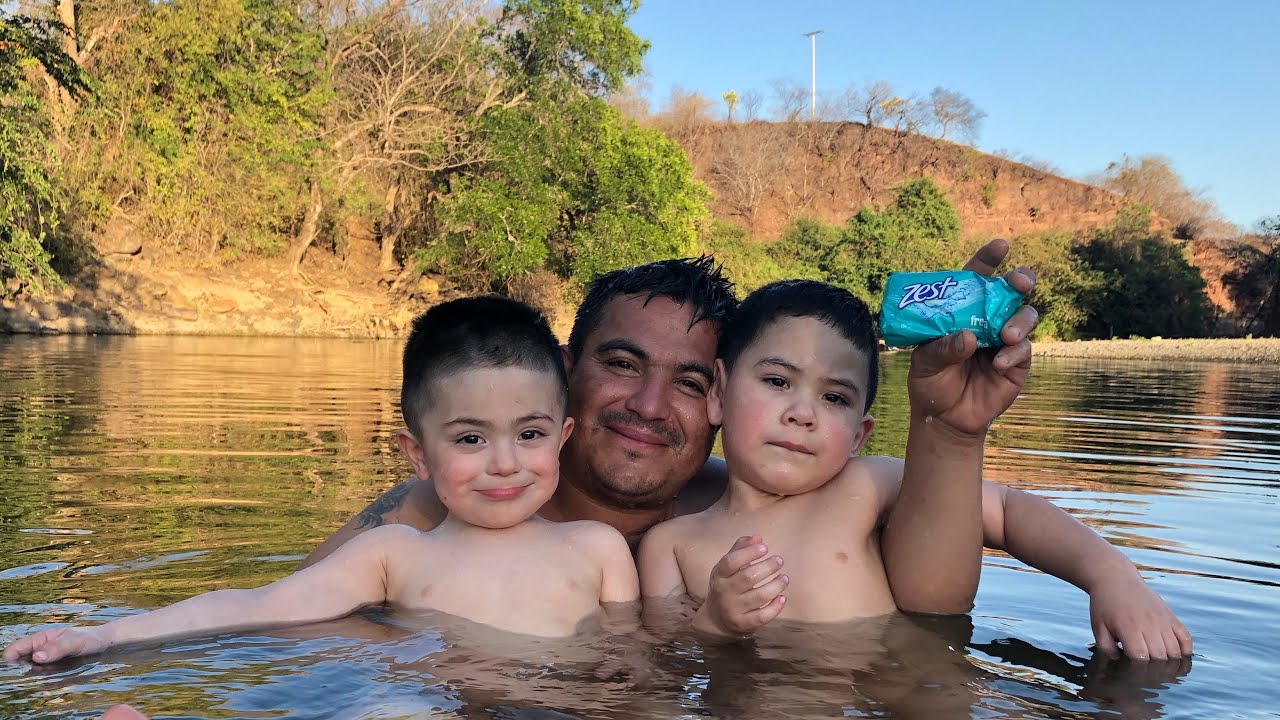 Bañando en las pilas en un río de Guerrero con mis Gemelos mi Naydelin ...