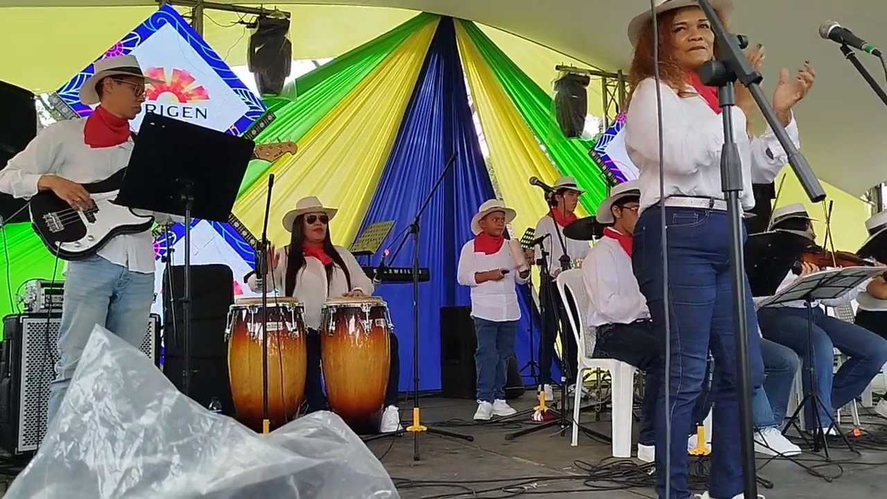 Canción colombia tierra querida del grupo gea grupo ensamble armonía 432 presentación del la feria 