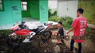 Selama janur kuning masih belum melengkung masih bisa di tikung..story wa keren