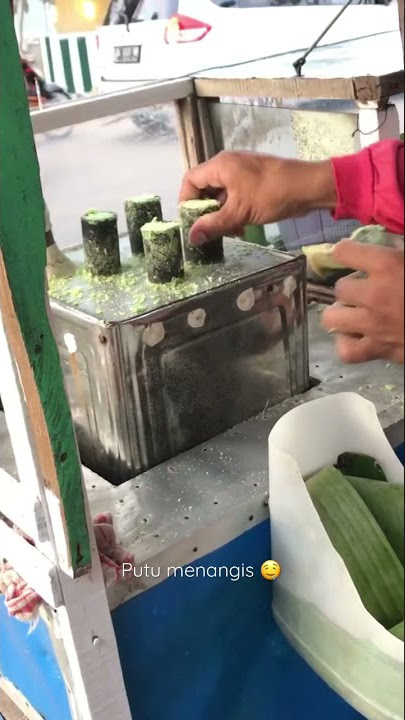 Kue putu, biasa disebut putu menangis karena suaranya 😅🤤