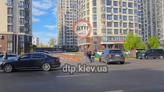 Mercedes на розвороті відправив audi у стоячі автівки... Відео моменту масштабної автотрощі в Києві