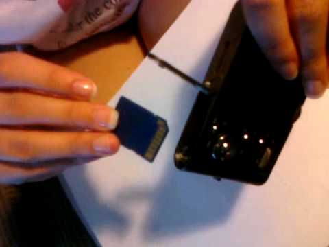 Samsung NV3: Loading and Unloading the Memory Card