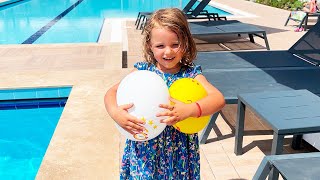 София и Милаша играют в аквапарке с шариками