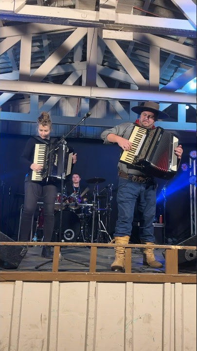 Desafio de sanfona com Bia Socek e o sanfoneiro no show dela.