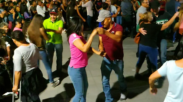Robert y Alicia bailan asiiii