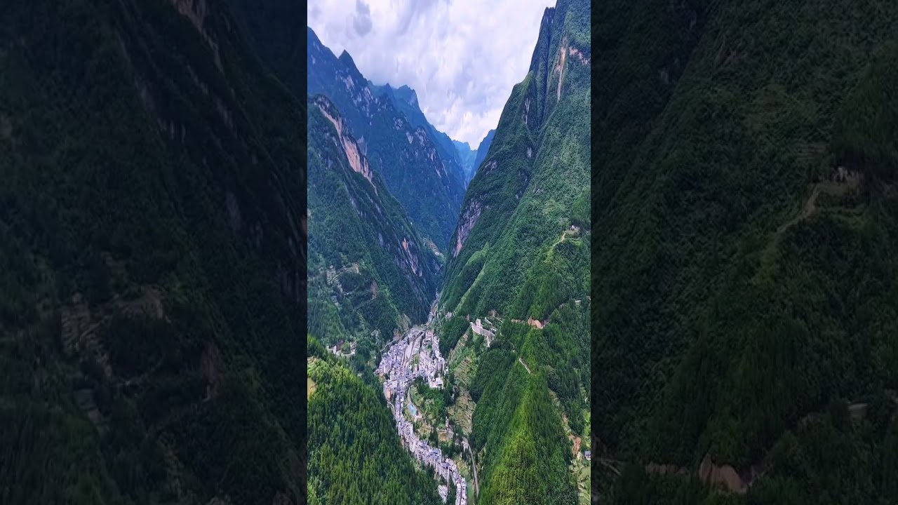 这个乡镇沿G347国道，去往湖北神农架，只要半个小时。沿途风景特别漂亮