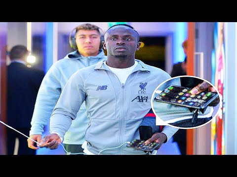 مليونير ينظف المراحيض و يوزع أمواله على الفقراء كما أنه يستعمل هاتفا مكسورا حياة ساديو ماني