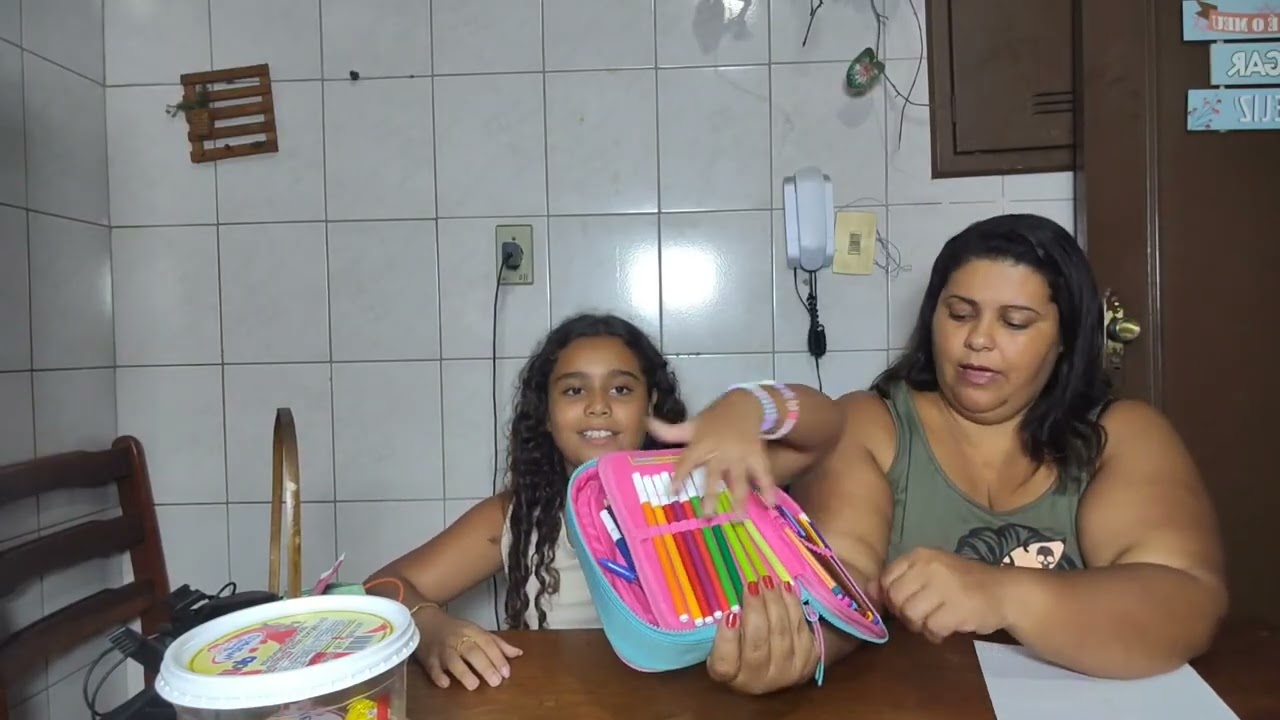 Minha mãe reagindo o meu material escolar  que sobrou