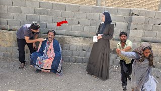 Ayas cutting her father's hair: Fatima's father's concern about the tension in her life