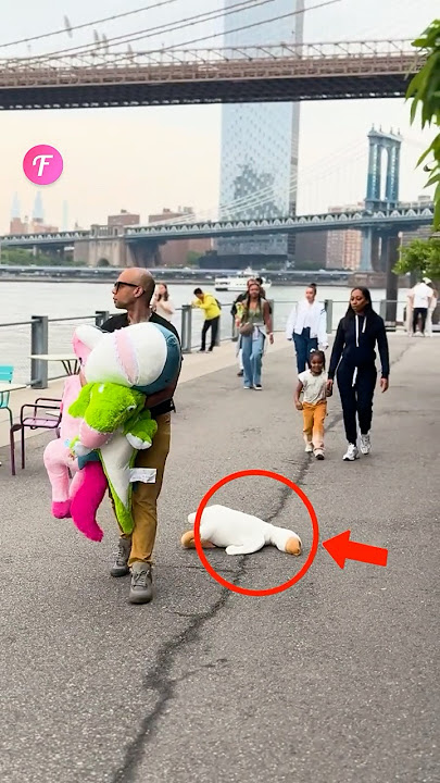 Download lagu Kindness of a Little Girl 🧸 Rewarded with a Toy! #kindness #reward #shorts