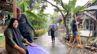 SUASANA SORE YANG TENANG, TURUN HUJAN DAN KABUT DI KAMPUNG NAMBAH BETAH, PEDESAAN SUNDA JAWA BARAT