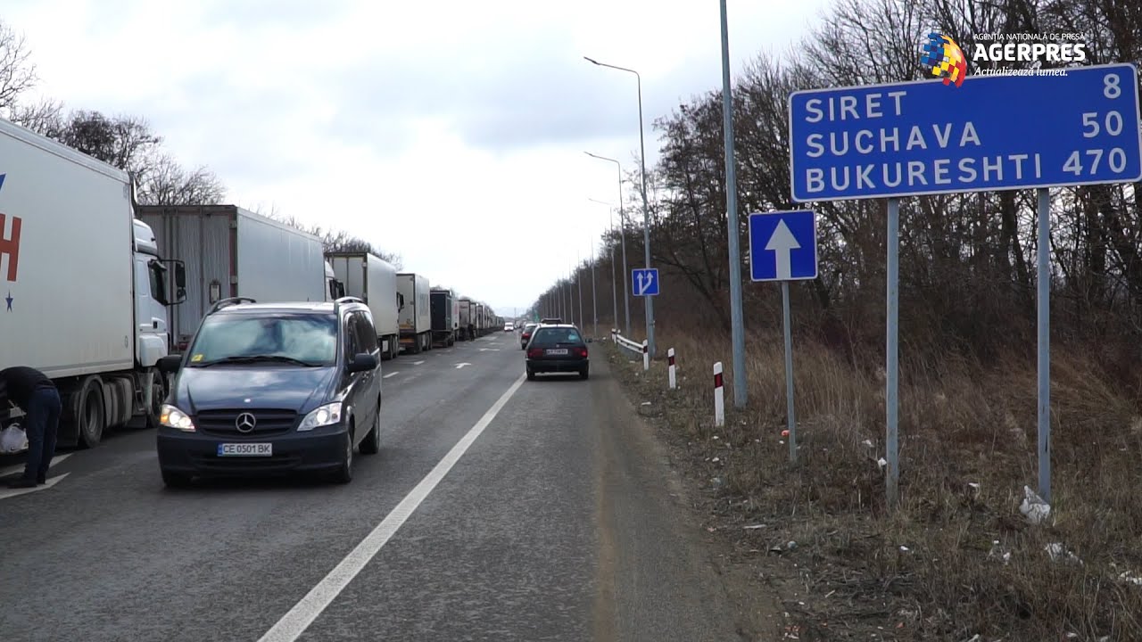 Panică în rândul populaţiei ucrainene; mii de persoane aşteaptă să intre în România prin Vama Siret