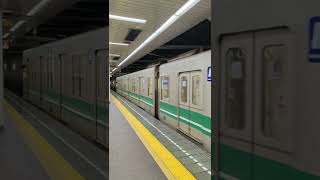 大阪メトロ・コスモスクエア駅を出発する電車