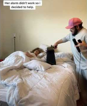 Boyfriend sings You're late for work (Maxwell - This woman's work)