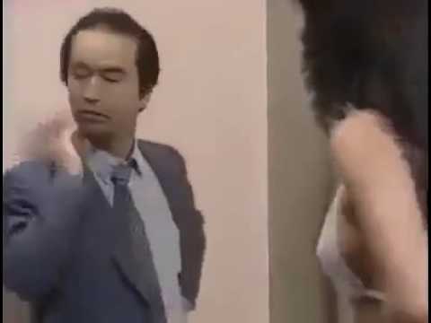 une femme se déshabille dans ascenseur caméra cachée