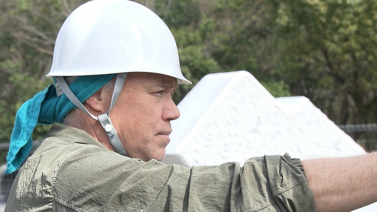 An American sculptor creates a giant sculpture in Kasaoka, a town