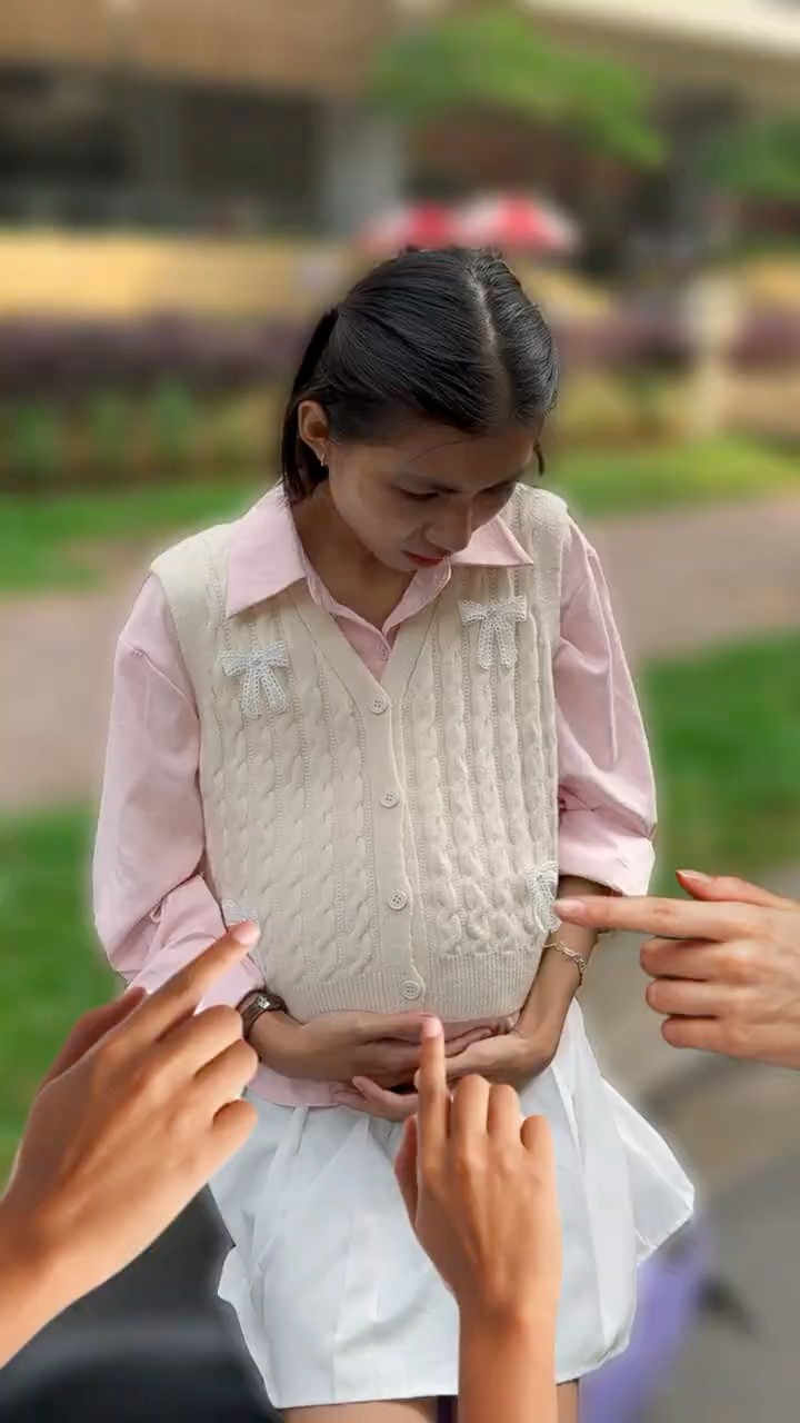 LNS - Cô gái mang thai tội nghiệp trên đường || poor pregnant girl #shorts