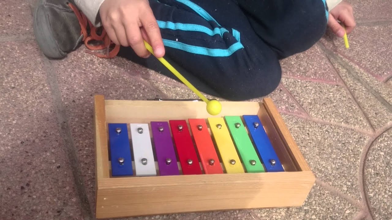 Niño toca "ojos azules" en metalofono YouTube