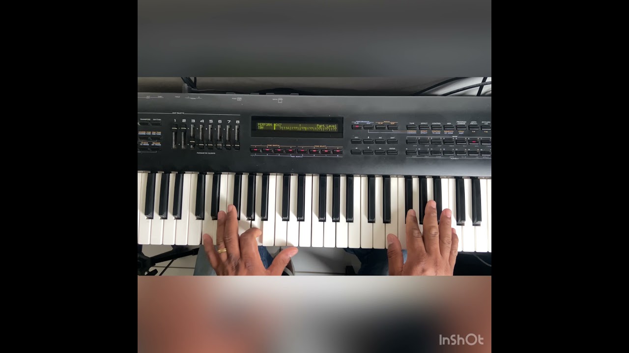 KazakyRoland JV-80 シンセサイザー 社外ケース付き Is the Roland JV-80 a classic? You be the judge - YouTube