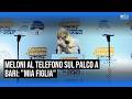 Meloni interrompe il comizio e risponde al telefono: "Scusate, era mia figlia"