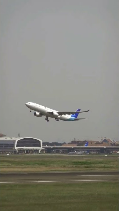 pesawat airbus A330 series Garuda Indonesia take off dari bandara soekarno hatta  #shorts