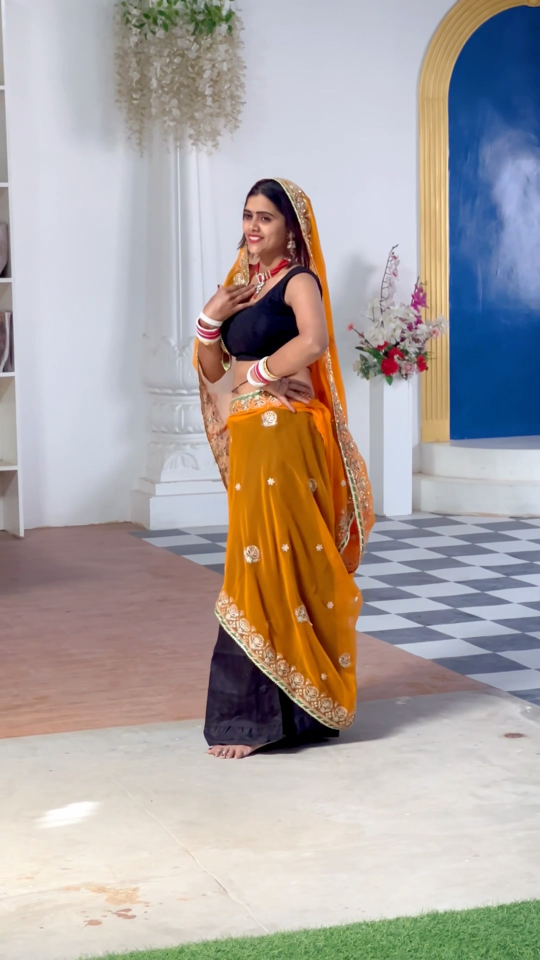 कबूतर बनके आ जइयो #shorts #meenu #dance #trending #ytshorts