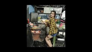 Gadis cantik goyang sambil masak