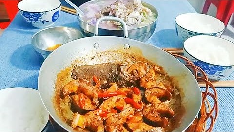 Cá lóc kho tiêu,canh khoai mỡ, bữa cơm đạm bạc kết thúc trống vắng
