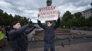 Proteste pro-Navalny in tutto il mondo per il suo 47esimo compleanno. Almeno 100 arresti in Russia