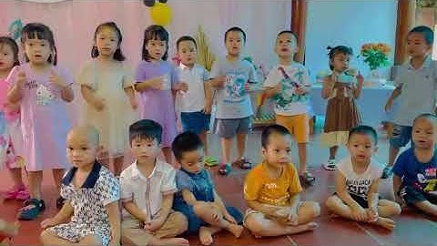 Lớp Kiwi biểu diễn bài Bảy sắc cầu vồng