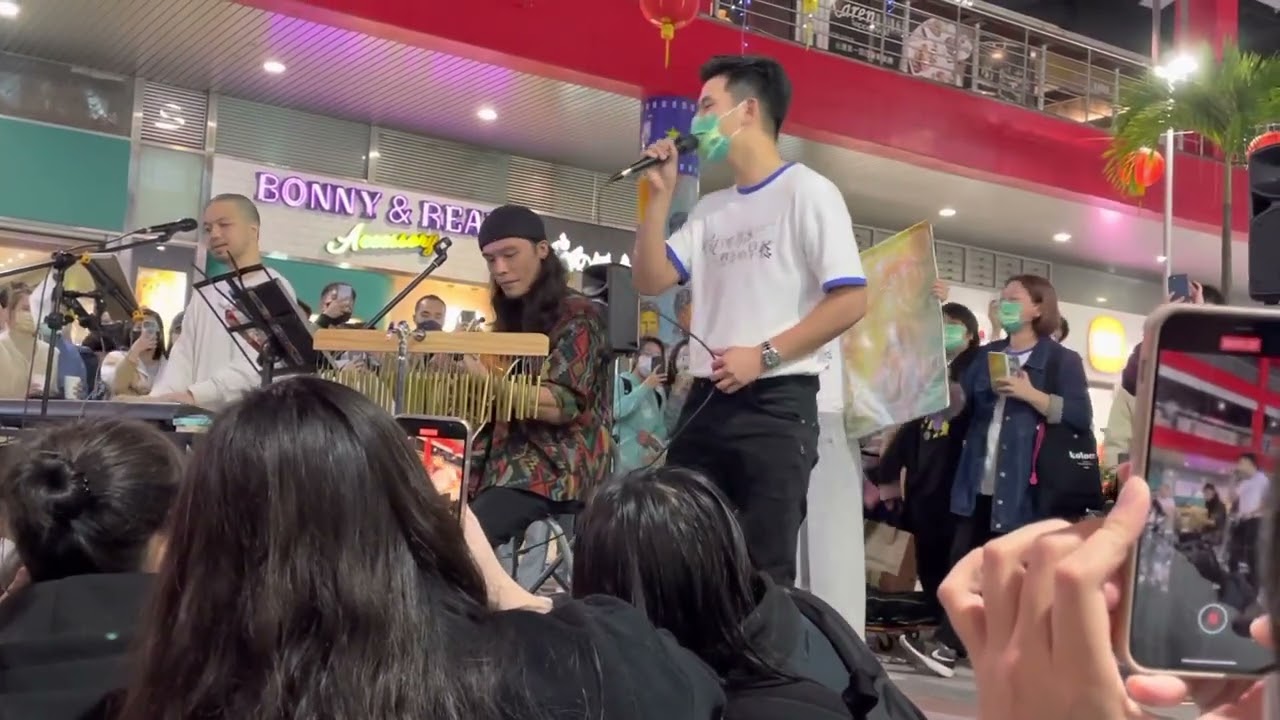 在信義區街頭出現周興哲！唱他最近新出的歌《想知道你在想什麼》#我吃了那男孩一整年的早餐