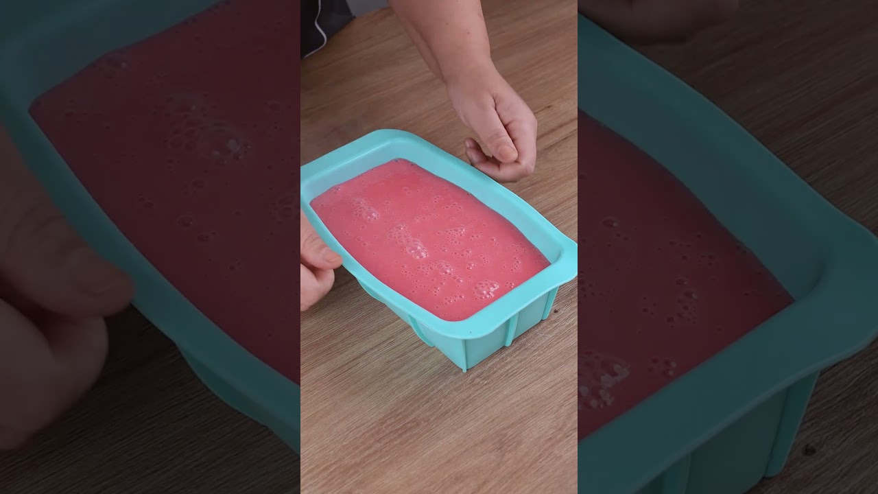 ⁣Misture gelatina de morango com leite condensado e você ficará surpreso com o resultado