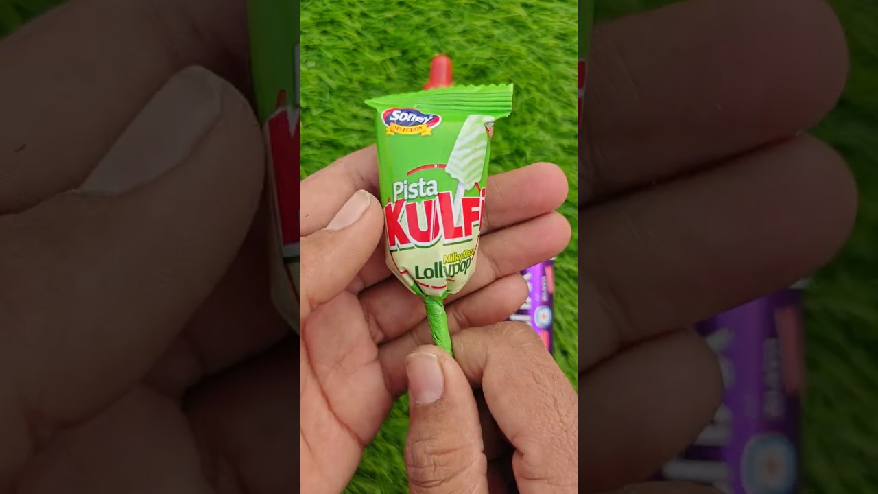 Оранжевый котенок хочет поиграть в грязи 