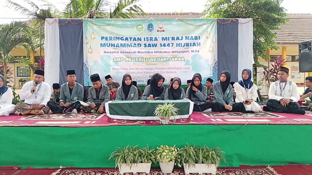 PERSEMBAHAN LANTUNAN BERJANJEN DARI GRUP REBANA EL FAIRUZ  DALAM KEGIATAN PERINGATAN ISRA MI'RAJ 