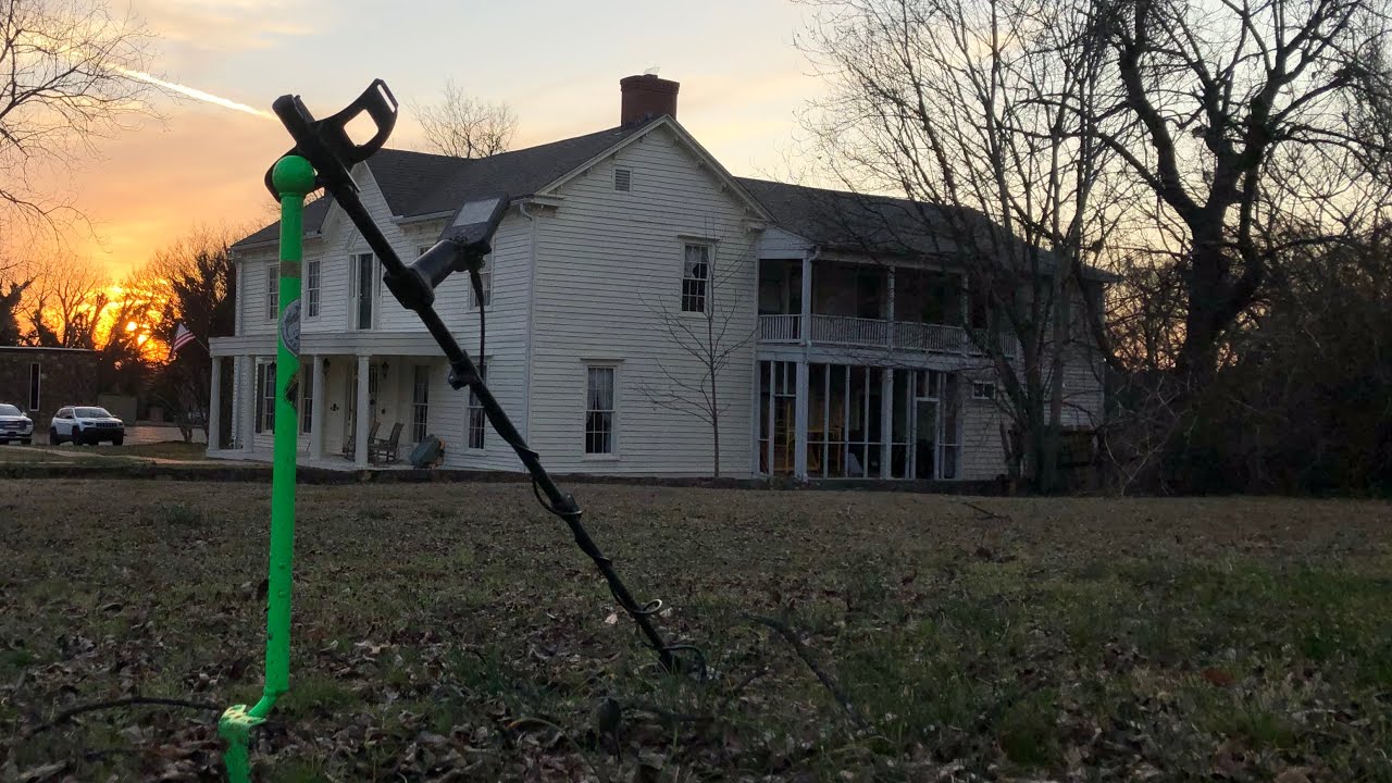 Поиск металла с помощью металлоискателя Equinox 700 между двумя домами XIX века.