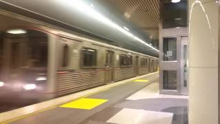 Metro Red Line  Arriving Southbound At Vermontbeverly  1162015