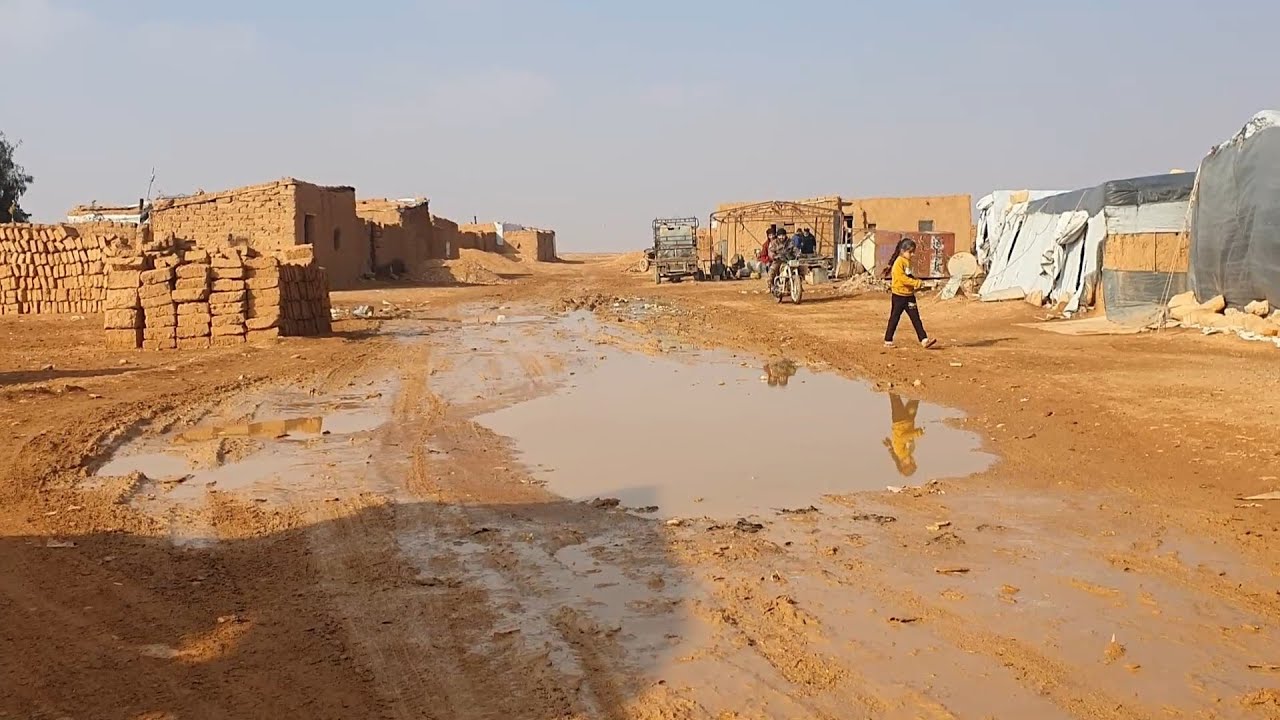 الشتاء يعصف بسكان مخيم الركبان على الحدود السورية الأردنية