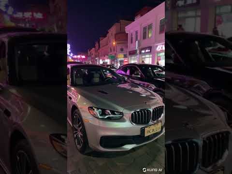 Nuit urbaine et élégance : cette BMW illumine les rues animées