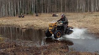 Квадроцикл CAN-AM RENEGADE парит над водой.