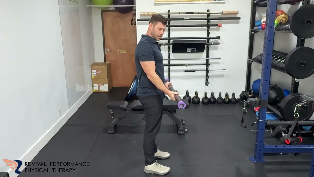 Сгибание бицепса с прямой штангой стоя.