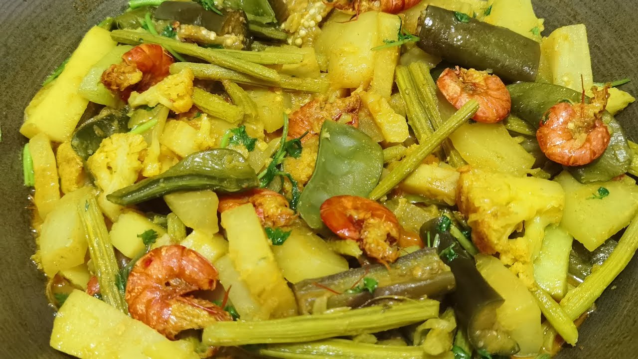 শীতের পাঁচমিশালি সবজি দিয়ে চিংড়ি মাছের মজাদার তরকারি।